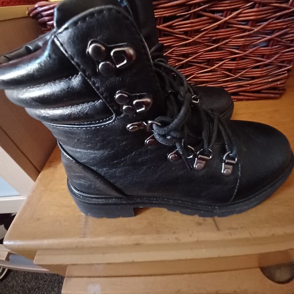 COMBAT CUTIE - BOOTS! LIKE NEW! - Picture 8 of 9